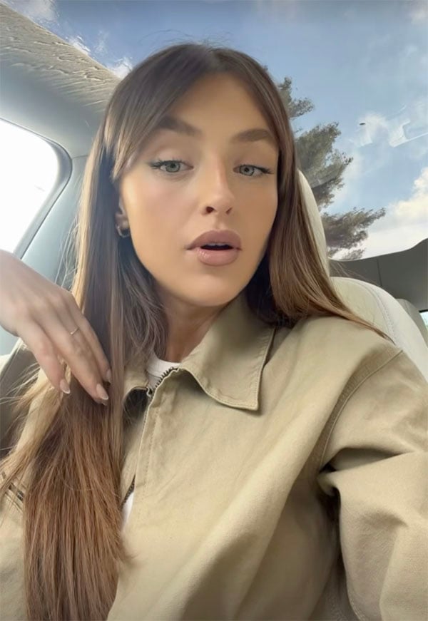 Alicia Moffet portant une veste beige, prenant un &eacute;goportrait dans une voiture