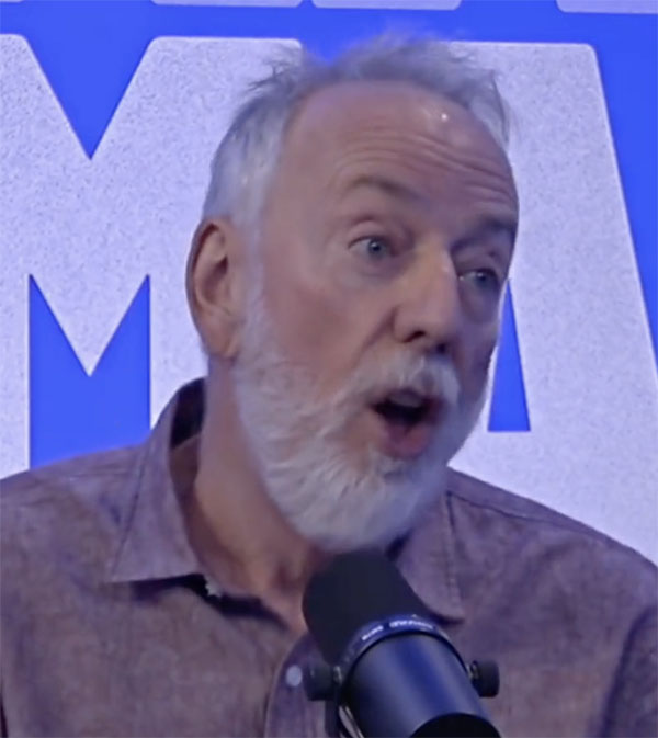 Beno&icirc;t Dutrizac parlant devant un microphone lors d'un &eacute;v&eacute;nement &agrave; QUB RADIO