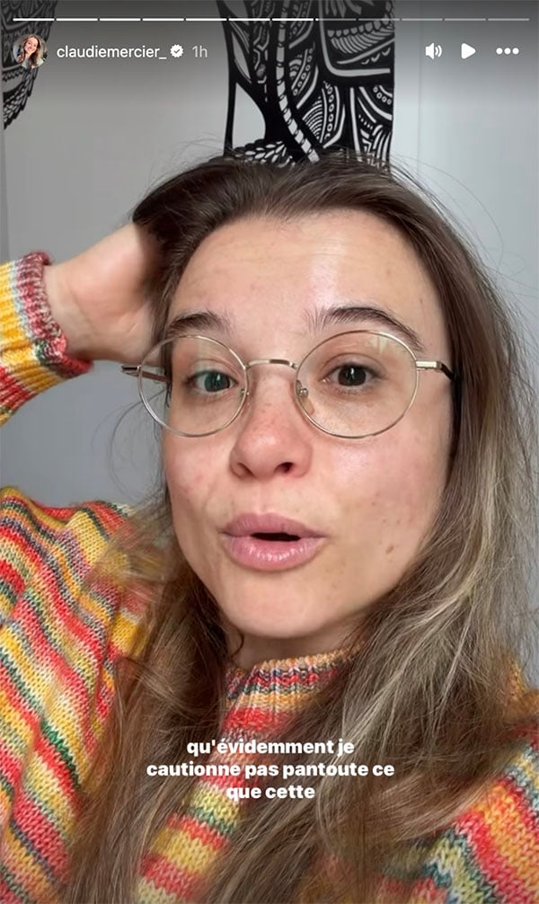 Claudie Mercier en story Instagram, sans maquillage, portant des lunettes rondes et un chandail ray&eacute; color&eacute;, avec le texte : &laquo; qu'&eacute;videmment je cautionne pas pantoute ce que cette &raquo;