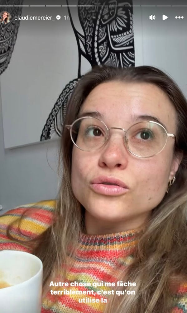 Claudie Mercier en story Instagram, portant des lunettes rondes et un chandail ray&eacute; color&eacute;, avec le texte : &laquo; Autre chose qui me f&acirc;che terriblement, c'est&raquo;