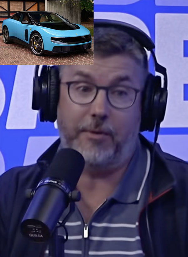 Antoine Joubert &agrave; @qub_radio Animateur de podcast portant un casque d'&eacute;coute et parlant au micro, avec une image incrust&eacute;e d'une Ferrari bleue