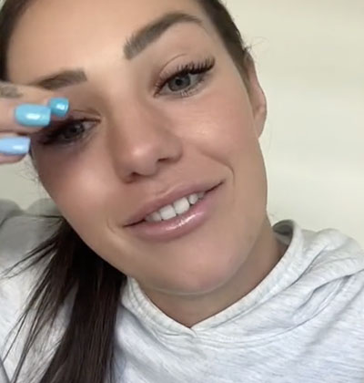 La fille est allée dire à sa mère que son mari est abonné à son compte